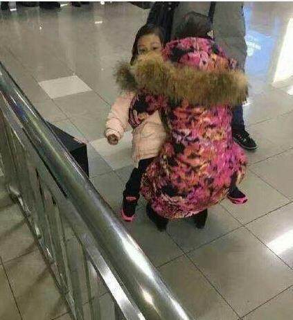 李小璐在机场给女儿穿衣服,简单的动作羽绒服