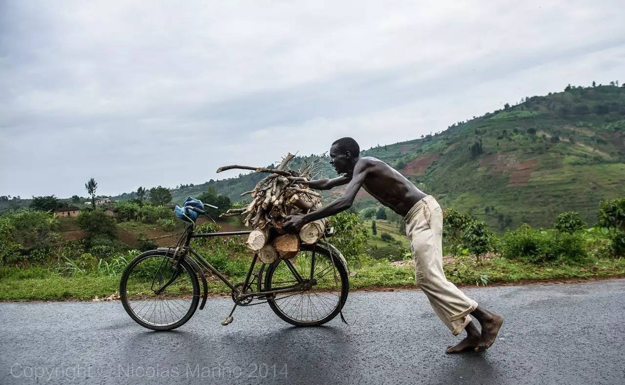 走进非洲穷国“布隆迪”，人均日收入5元，7成民众吃不饱饭_香蕉_自行车_孩子