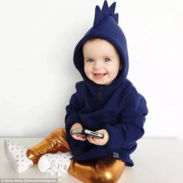 这个宝宝两岁就登上了纽约时装周,变成小超模