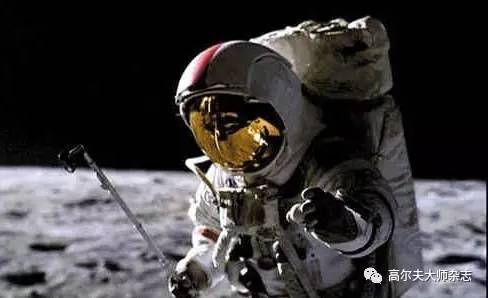 而当阿波罗17号离开月球时,那几颗高尔夫球被永远留在了月球上.