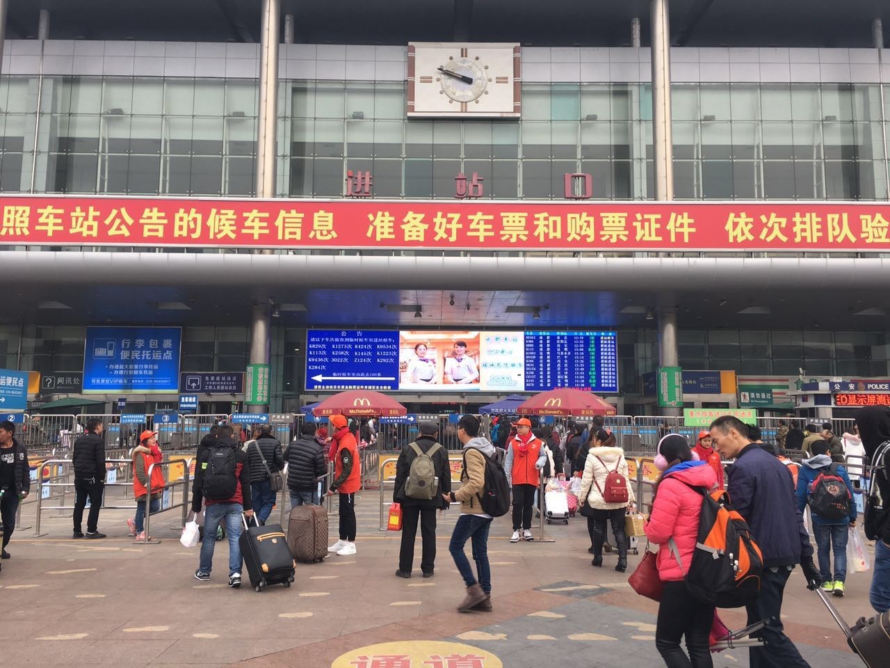 你知道郑州东站站内换乘有多方便吗？太人性化了！