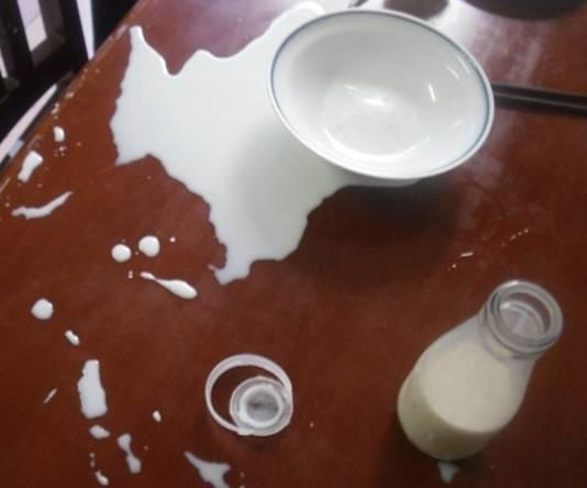 一,孩子把水,牛奶等撒了一桌子