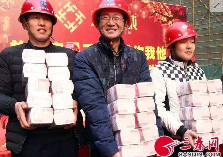 西安户县一工地内给农民工集中发工资1200万元,现金堆成山民工笑开颜