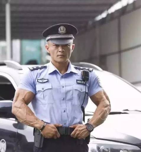 d罩杯八块腹肌麒麟臂他是中国最牛的警察