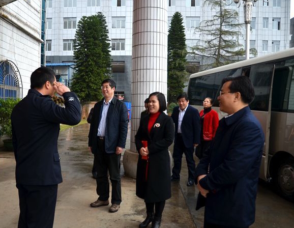 罗建华,龙飞凤春节前夕走访慰问公安民警