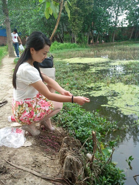 带妹子去钓鱼,她一人操竿四支!