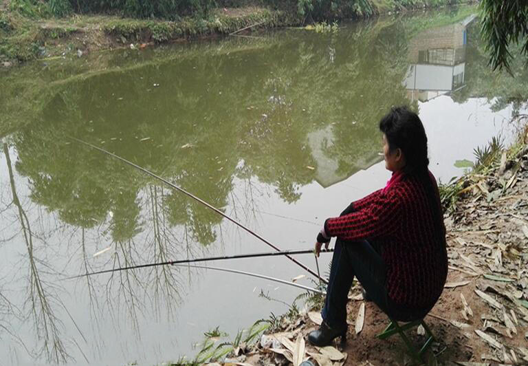 年前回家:小河边婶子在钓鱼,大嫂在洗衣服