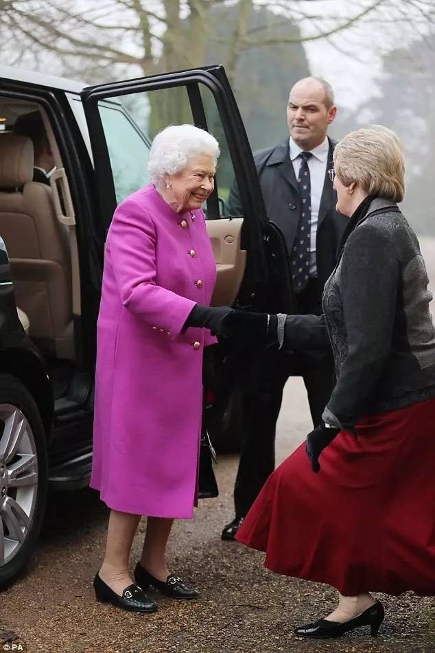 2017,英国女王又回来了!老王子查尔斯又一次哭晕在厕所里.