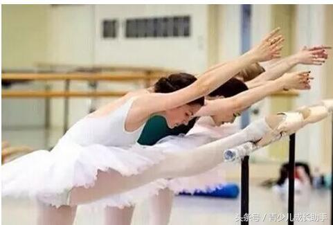 芭蕾舞减肥法五:压腿 步骤:右手扶把杆,右腿放在把杆上,膝盖绷直