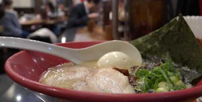 在日本，大大部分年轻人把日本拉面当作一种时髦饮食