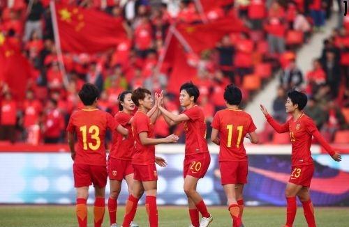 【组图】中国女足和中国男足的差距,女足队长
