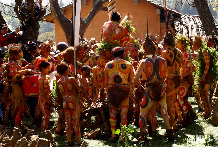 在弥勒县西一镇红万村,彝族阿细人奔放的歌舞精彩迷人,神秘的祭火活动