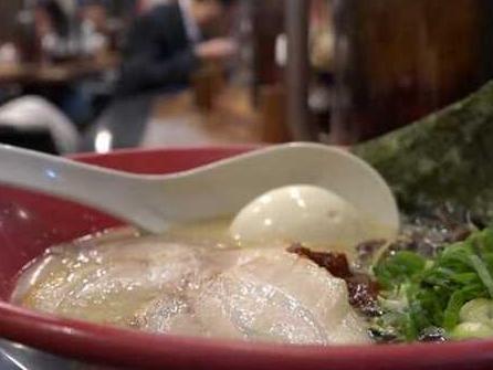 在日本，大大部分年轻人把日本拉面当作一种时髦饮食