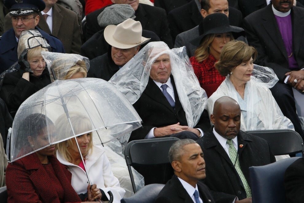 结果,没想到的是,前总统小布什跟透明雨衣搏斗了半天没玩明白的组图