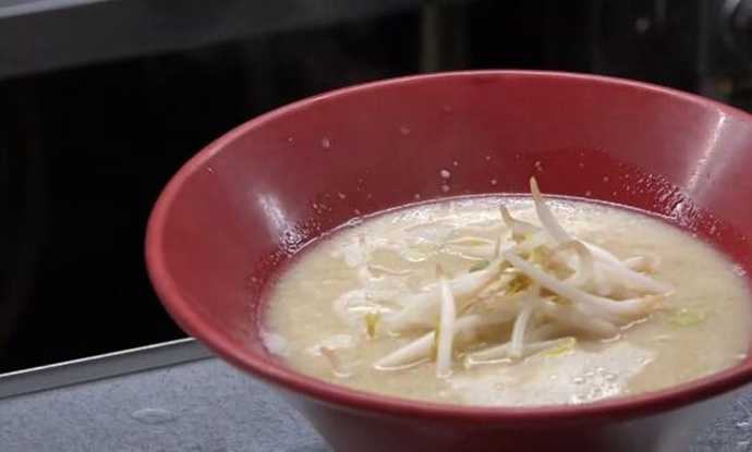 在日本，大大部分年轻人把日本拉面当作一种时髦饮食