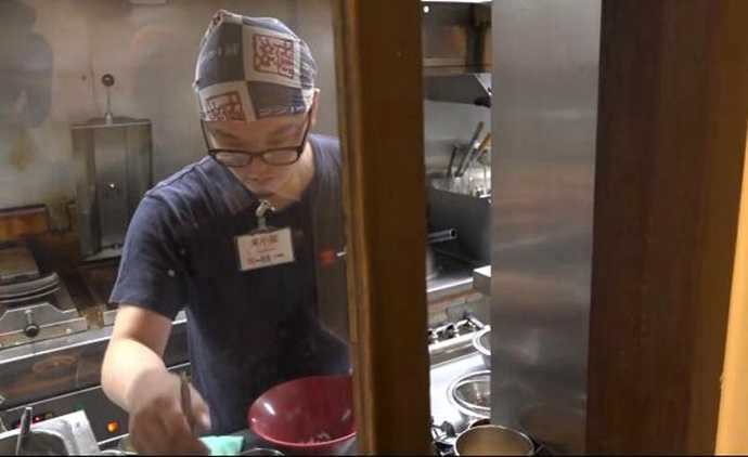 在日本，大大部分年轻人把日本拉面当作一种时髦饮食