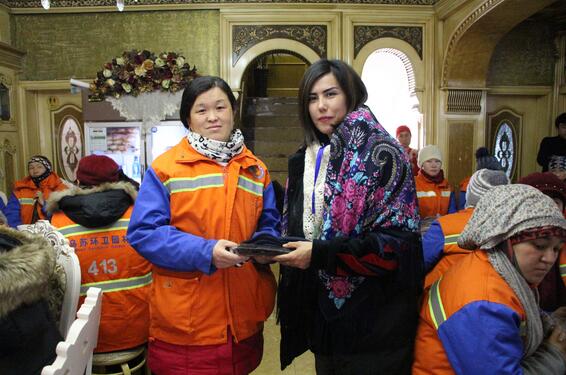 新疆乌苏市爱心人士对一线环卫工人开展送温暖