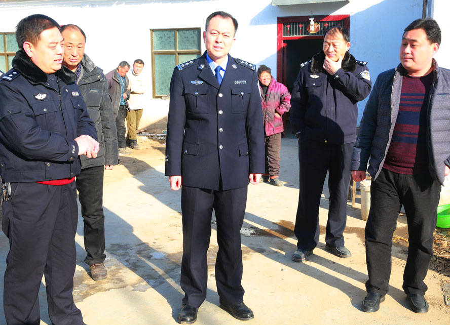 田豪杰局长节前看望慰问帮扶贫困户