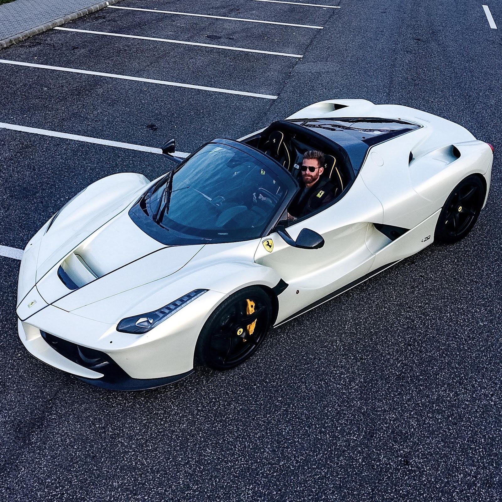 国内首台敞篷版laferrari 售价超过3000万!