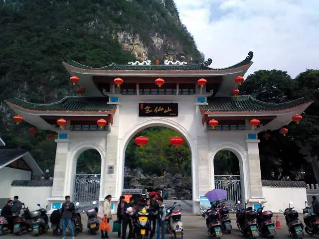 歌仙桥景区位于宜州市刘三姐镇,距离城区5公里,是刘三姐故里景区的一