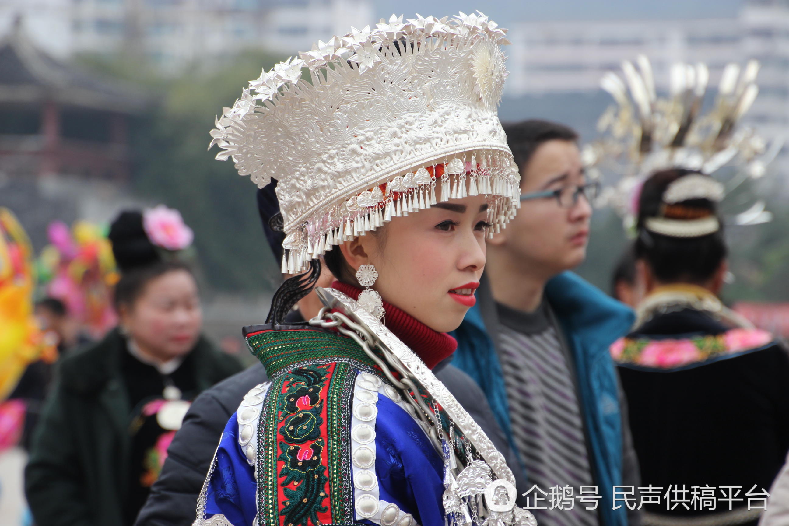 贵州台江:数百苗族少女身着盛装 载歌载舞迎新