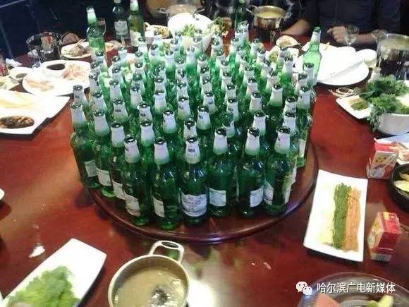 【蓝网热点】男子拼酒忍着不吐 竟憋"爆"食管!