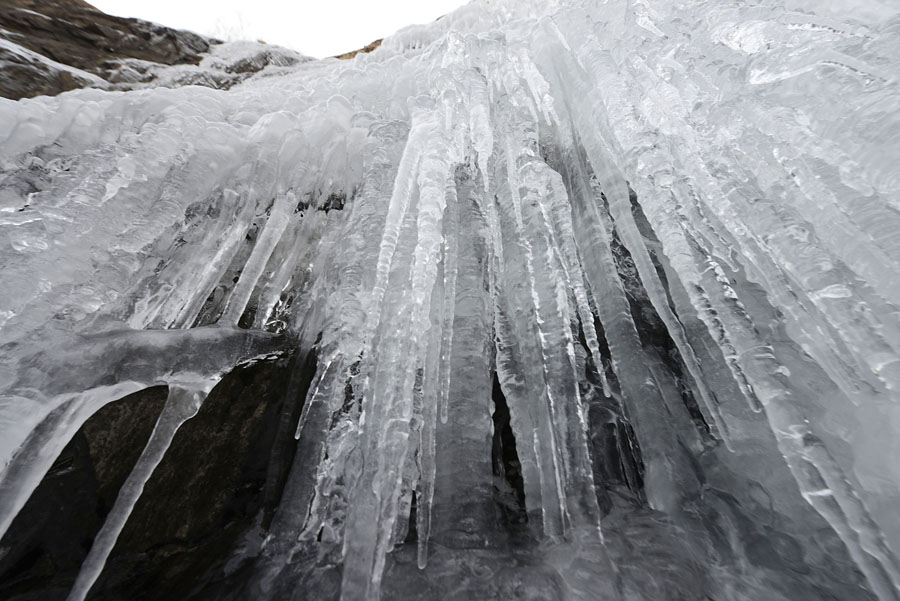 高山溪流现冰瀑奇观 无人机似滑雪运动员从天而降