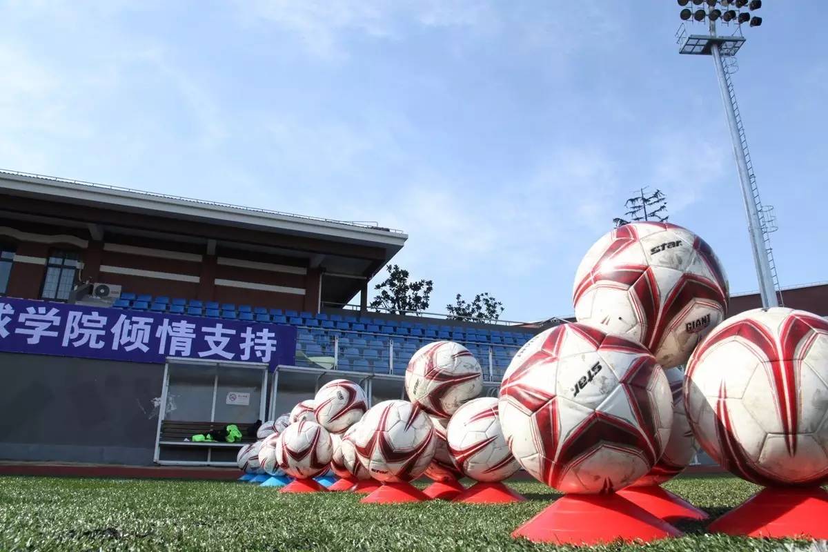 上海市 享玩足球 冬令营 聚运动携手校园足球联