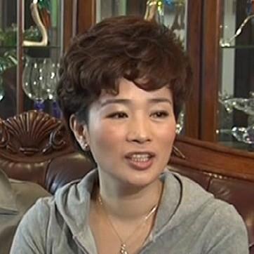 周立波老婆胡洁举止大气身价上亿首次参观妻子工厂傻掉了