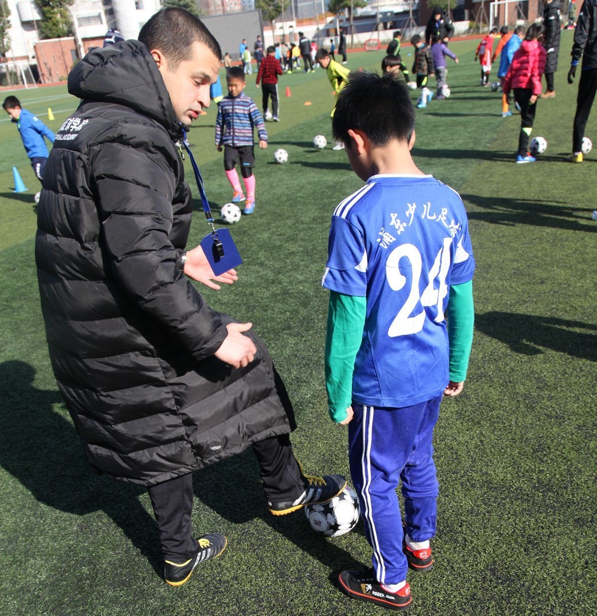 【组图】上海市享玩足球冬令营 聚运动携手校