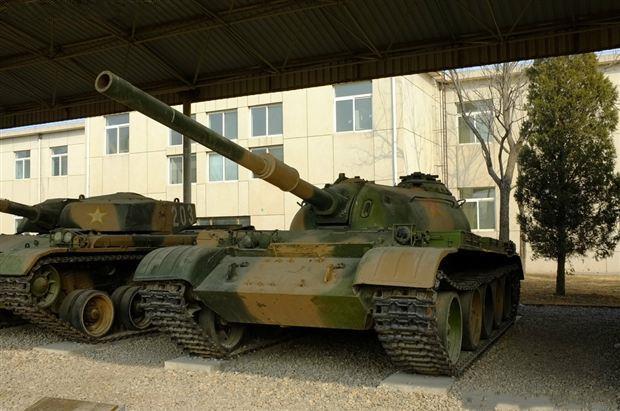 上图为换装了105毫米口径线膛炮的59改中型坦克.