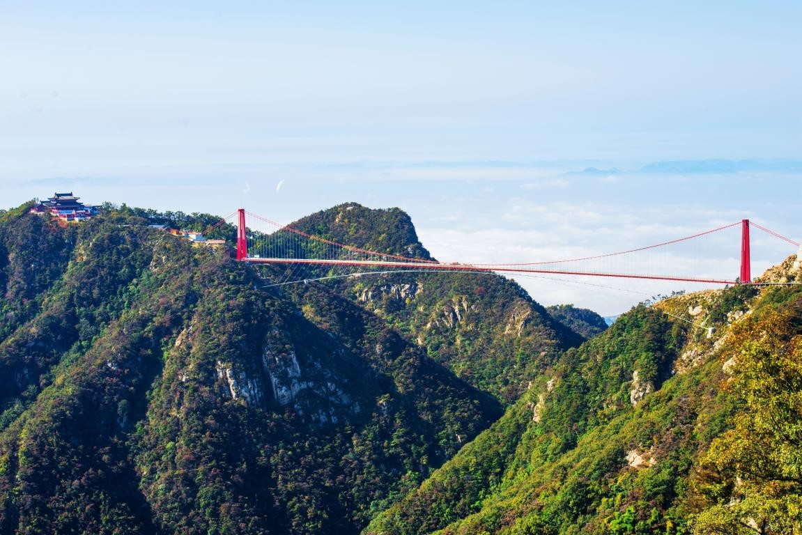 真会玩!千米高空走钢丝,天蒙山庙会大不同