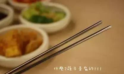 中国,日本及东南亚人会使用筷子,因此,可以在桌上放匙和筷子.