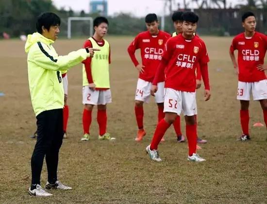 中超丨在华日本青训教练:中国足球超过日本我