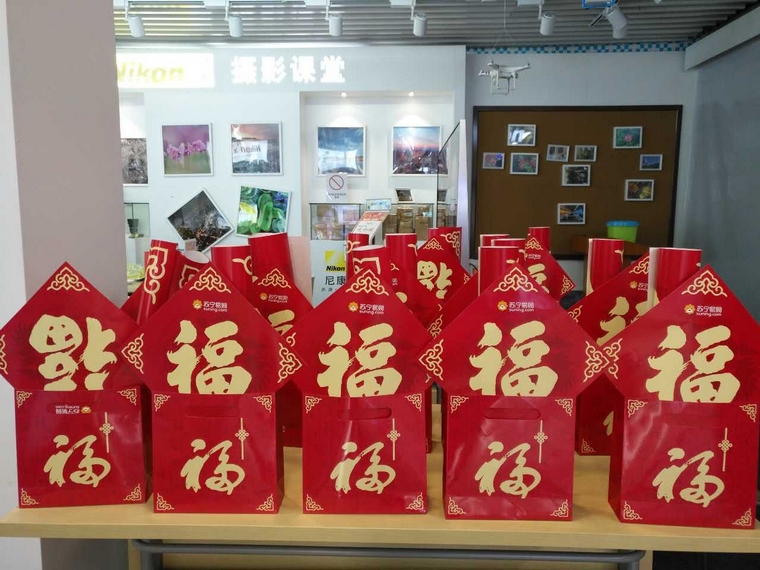 春节将至苏宁推“送温情”行动 请环卫工人吃饺子