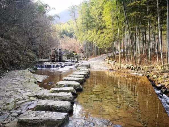 金寨龙津溪地悬崖玻璃唐人街探案 票房栈道建成!