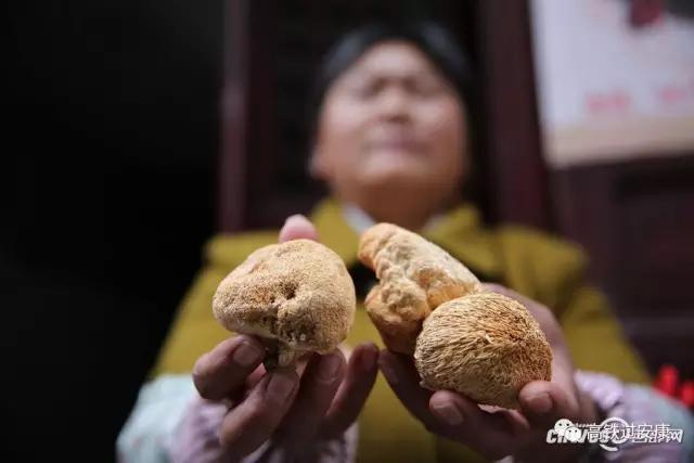 大人口里流带泡泡的口水_吹泡泡图片