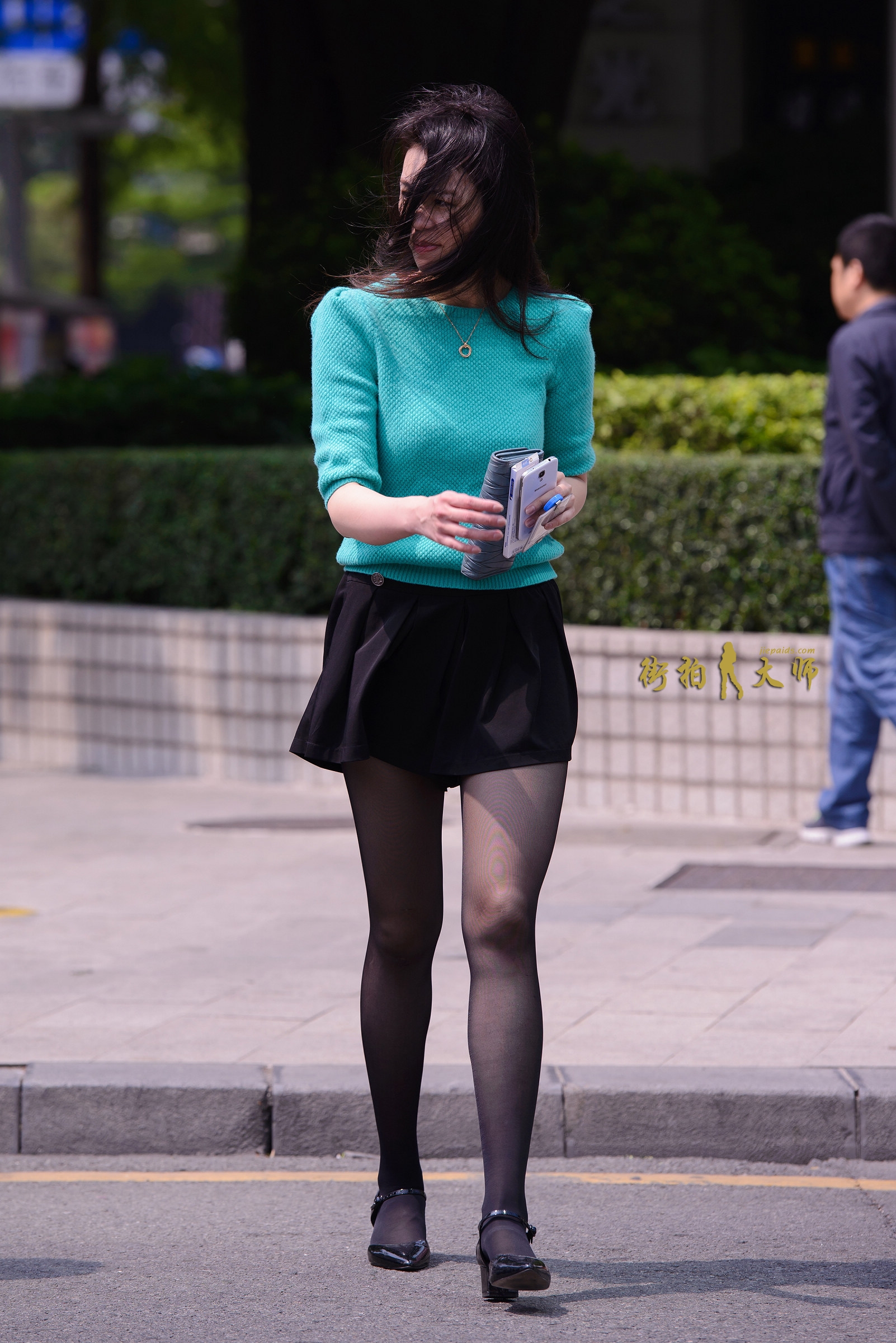 搜狐公众平台 - 街拍黑丝美女搭配黑色小短裙小高跟挡不住你的美