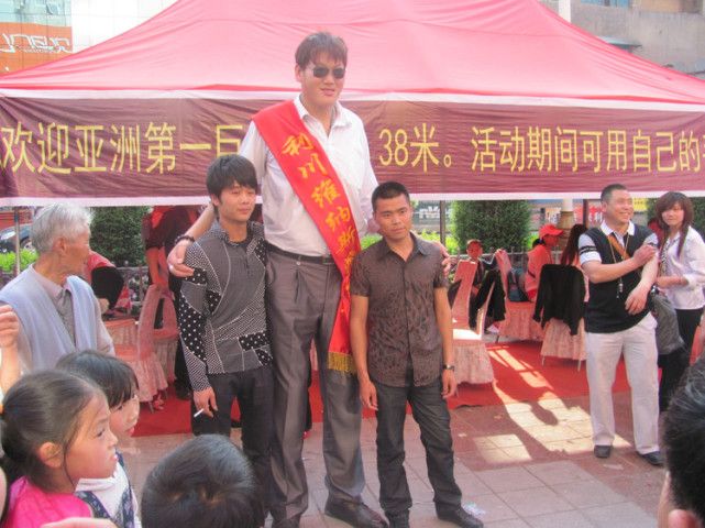 姚明前队友身高2米38亚洲第一巨人如今却愁找对象
