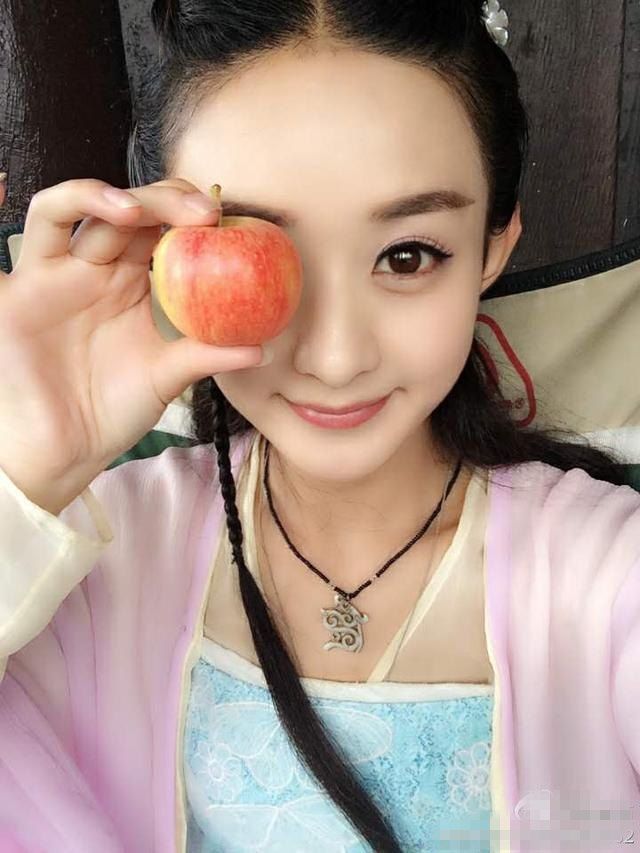 小编特地收集了赵丽颖在片场吃东西的照片,都是颖宝自己在微博上发布