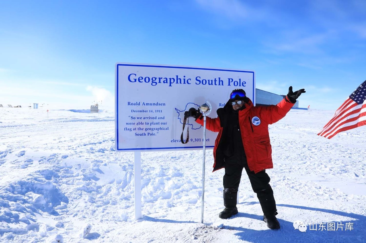 南极点的标志是一个立柱上的金属球,这是个地理的极致,既无方向,亦无