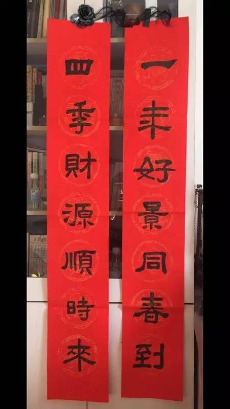 五言联,七言联,短短两行字,再加上"岁岁平安","吉祥如意","美意延年"