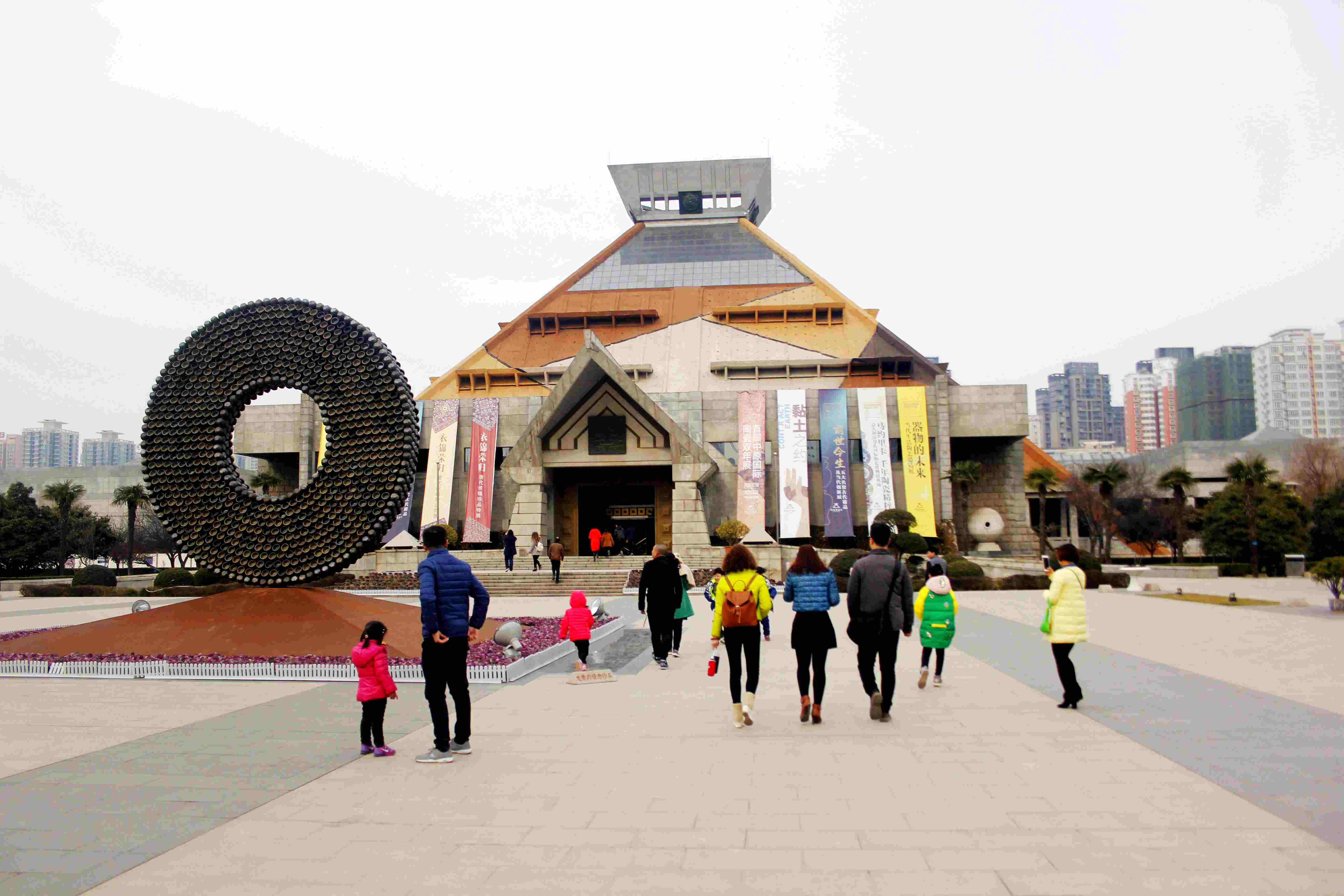 河南博物院春节期间节目多,几个塑料袋参观人