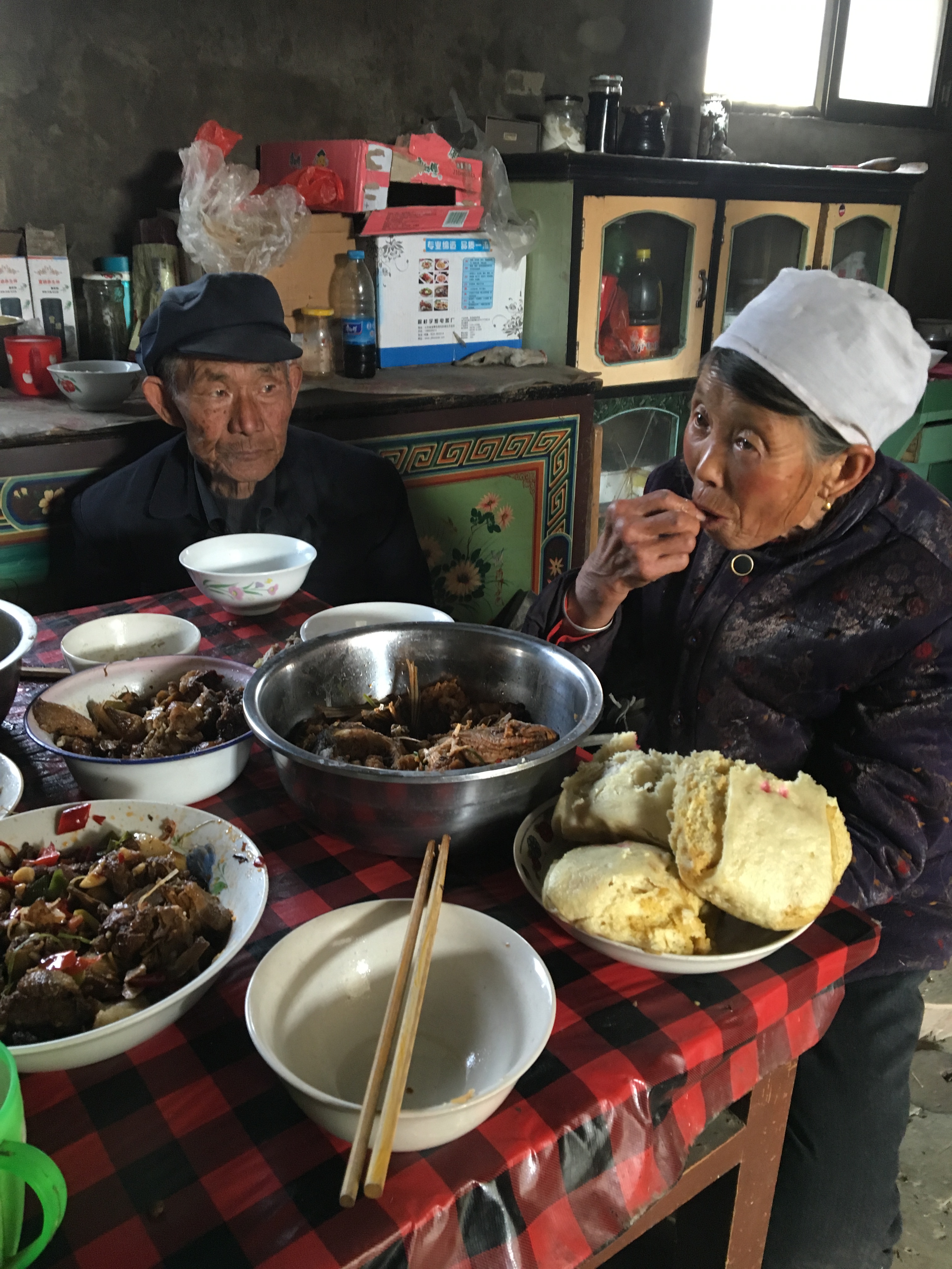 农村留守老人过年,年夜饭仅仅是剩饭剩菜