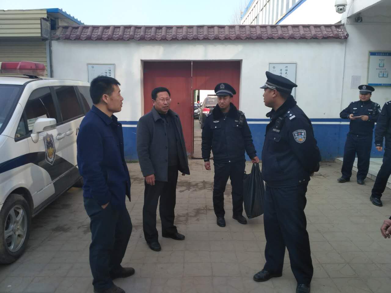 西华营镇党委书记新春慰问孤寡老人与一线民警