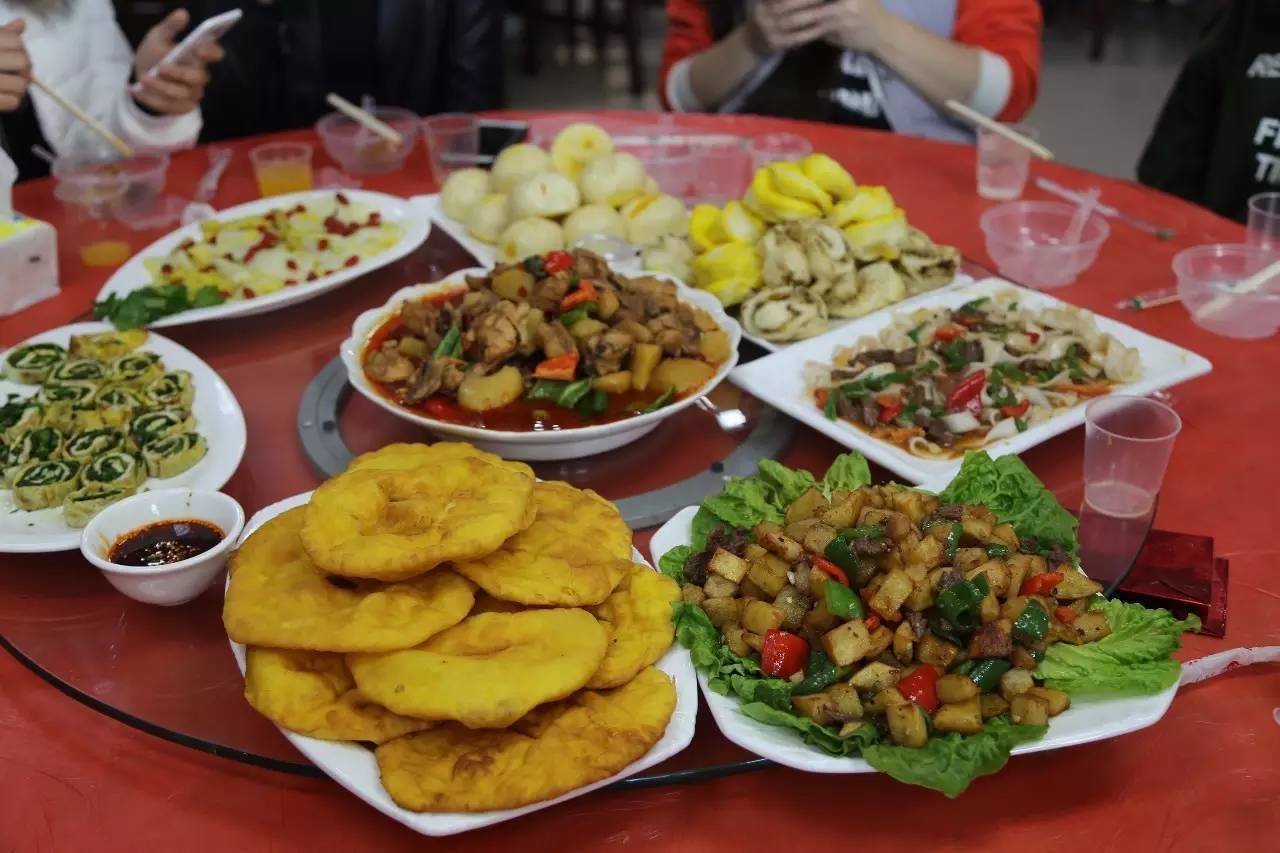 学校还贴心地为新疆的同学们准备了特色美食.你在集大吃过年夜饭吗?