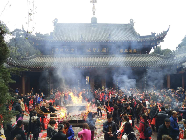 石经寺在龙泉驿的石经村,离成都差不多19公里,靠着龙泉山的,树木非常