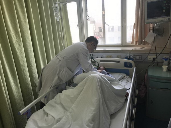 副主任杨勇在查房,昨天,65岁的患者因心梗急诊入院,做完心脏介入手术
