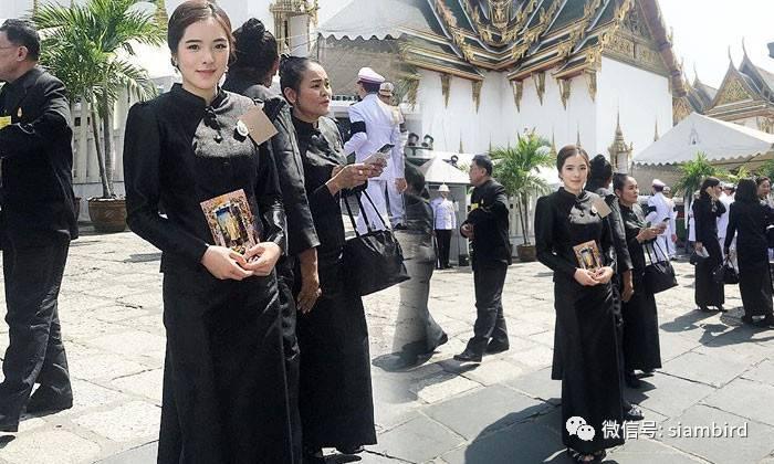 好严格!泰国女明星大皇宫穿露趾鞋被狂喷