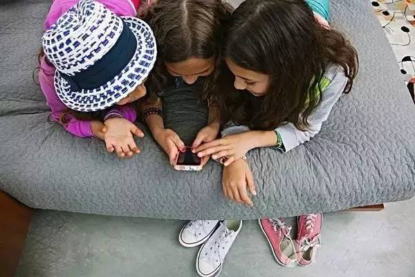 孩子假期沉迷于玩手机怎么办?这位妈妈的做法